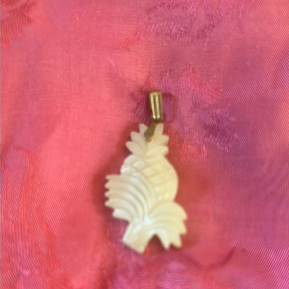 Gold and Cream Carved mother of pearl  pineapple pendant Necklace - Picture 1 of 4